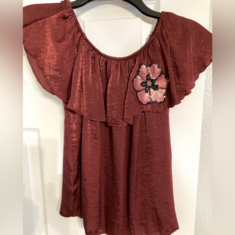 Medium burgundy juniors top or large in kid’s